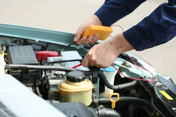 Mechanik samochodowy w pracy — Zdjęcie stockowe