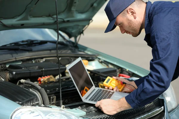 Mechanic using computer diagnostics — Stock Photo, Image