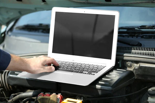 Meccanico d'auto al lavoro — Foto Stock