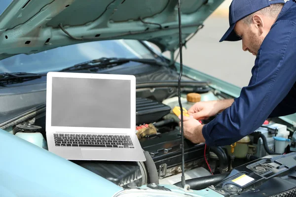 Mechanic using computer diagnostics — Stock Photo, Image