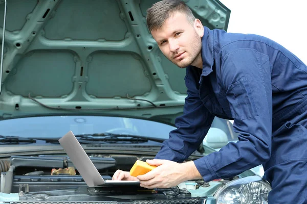Mechanic using computer diagnostics — Stock Photo, Image
