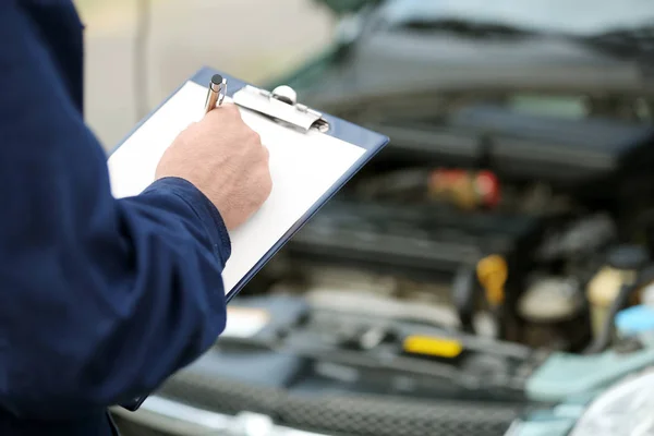 Mechanic in front of open car — Stock Photo, Image