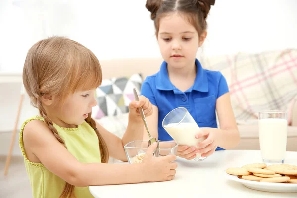 Twee Kleine Meisjes Met Melk Cornflakes — Stockfoto