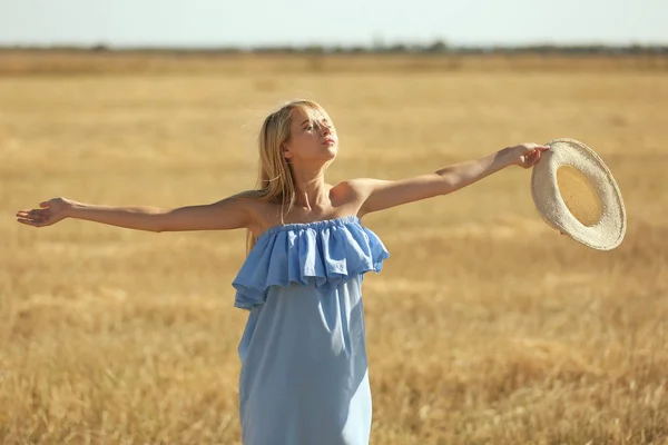 Young woman in field — Stock Photo, Image