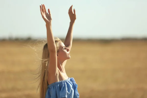 Junge Frau im Feld — Stockfoto