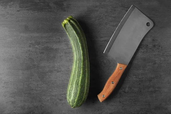 Fresh zucchini and knife — Stock Photo, Image