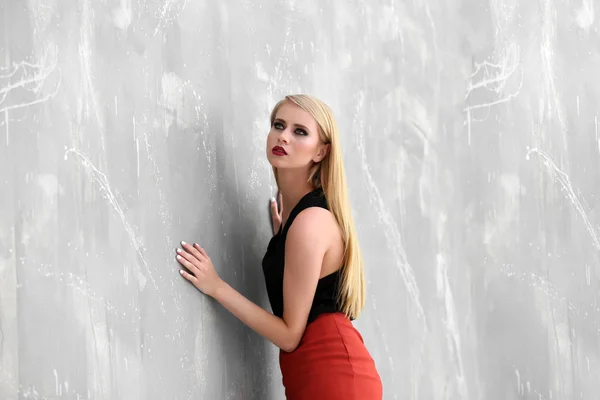 Jong blond vrouw — Stockfoto