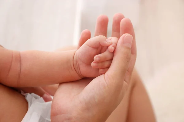 Mutter und Baby Hände — Stockfoto