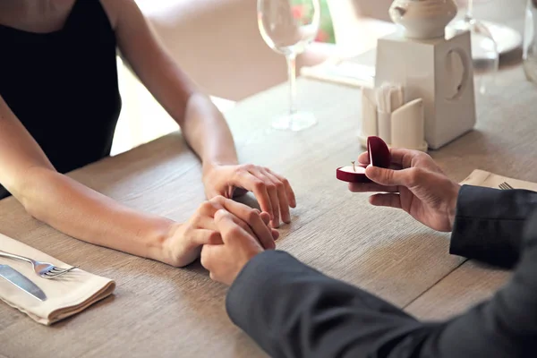 Homem fazendo casamento proposta para namorada — Fotografia de Stock