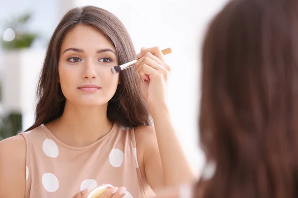 Chica aplicando cosméticos —  Fotos de Stock