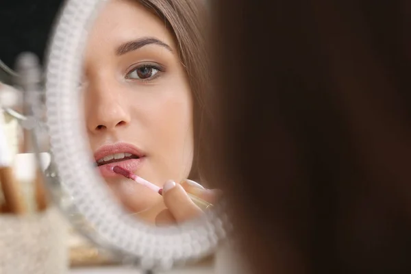 Girl applying cosmetics — Stock Photo, Image