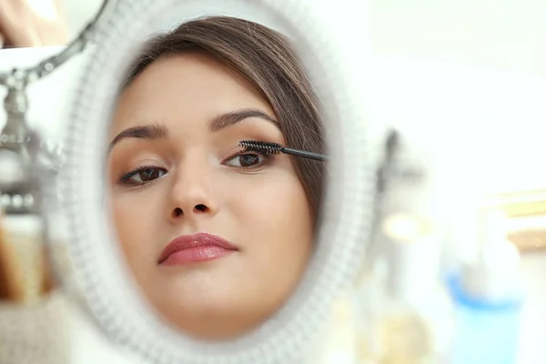 Menina aplicando cosméticos — Fotografia de Stock