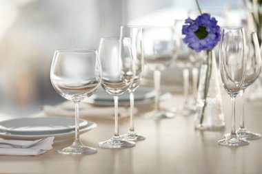 Restoranda servis masası