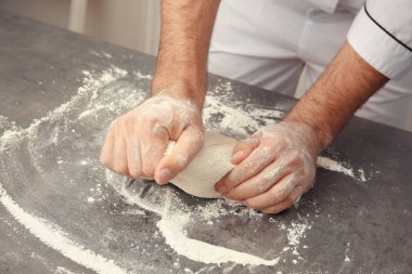 Erkek hazırlanıyor hamur pizza için eller