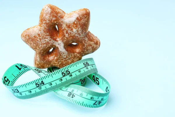Вкусное печенье и измерительная лента — стоковое фото