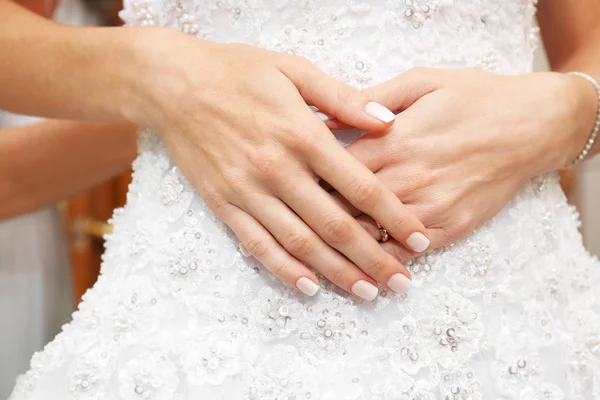 ウェディング ドレスの花嫁の手 — ストック写真