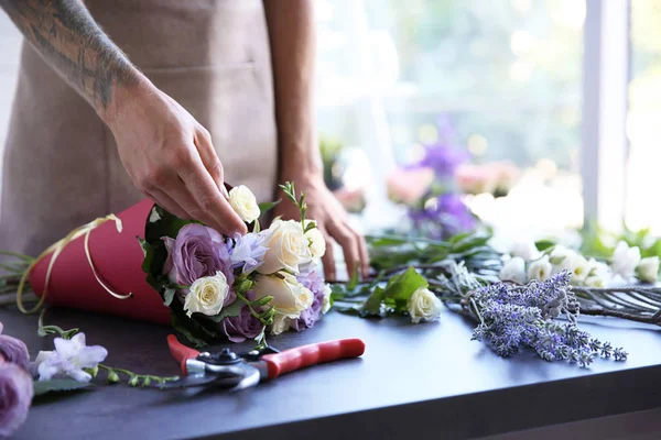 Masculino florista fazendo buquê — Fotografia de Stock