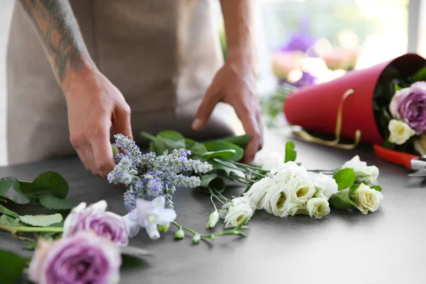 Manliga florist göra bukett — Stockfoto