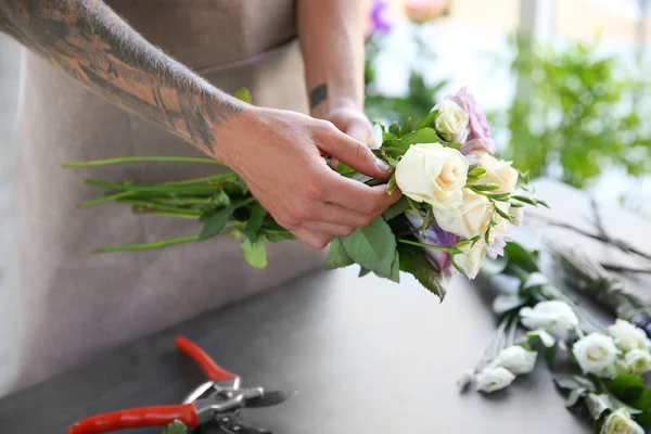 Masculino florista fazendo buquê — Fotografia de Stock