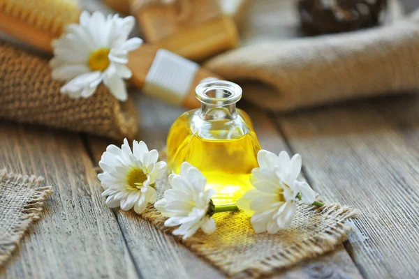 Aroma oil and daisy flowers — Stock Photo, Image