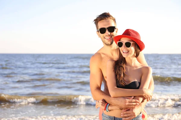 熱帯のビーチを歩いて素敵なカップル — ストック写真