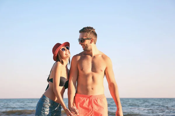 Hermosa Pareja Caminando Playa Tropical —  Fotos de Stock