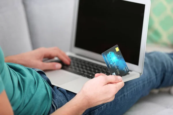 Homem com laptop e cartão de crédito — Fotografia de Stock