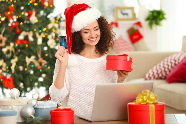 Vrouw bestellen Kerstcadeaus — Stockfoto