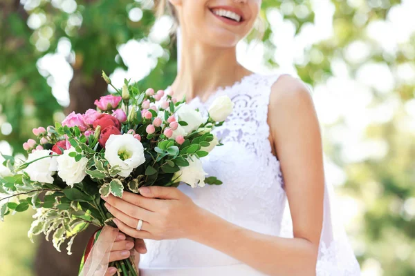 Young bride with bouquet of flowers — Stock Photo, Image