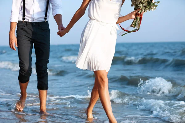 花海岸の上を歩くと幸せなカップル — ストック写真