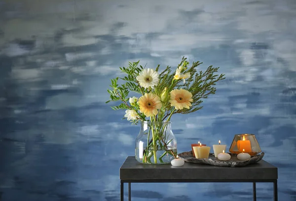 De belles fleurs dans un vase et des bougies — Photo