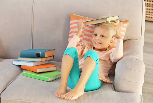 Evinde kitabın ile dolaşan küçük kız — Stok fotoğraf
