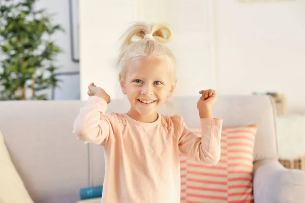 Felice piccola ragazza che lavora a casa — Foto Stock