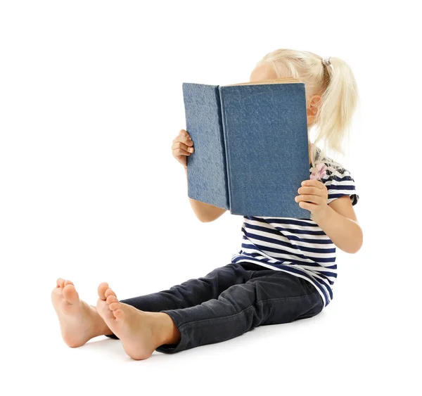 Aranyos kis lány olvasókönyv — Stock Fotó