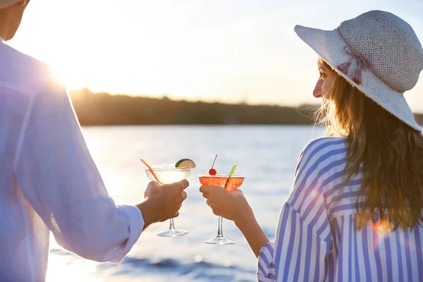 Homem e mulher segurando óculos com margarita — Fotografia de Stock