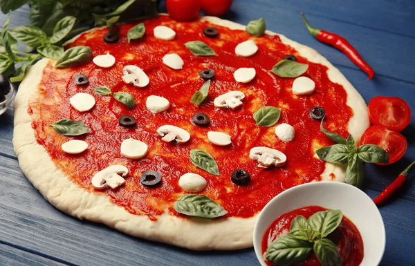 Pasta per pizza cruda con ingredienti — Foto Stock