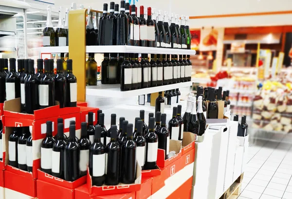 Alcohol flessen in de supermarkt — Stockfoto