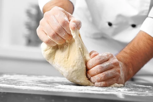 Manos masculinas preparando masa para pizza — Foto de Stock