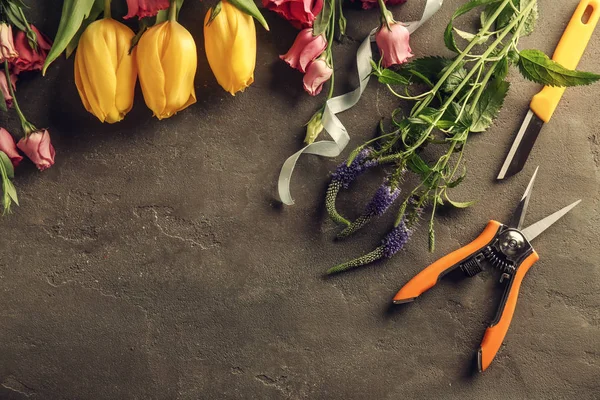 Schöne Blumen und Floristik-Ausstattung — Stockfoto