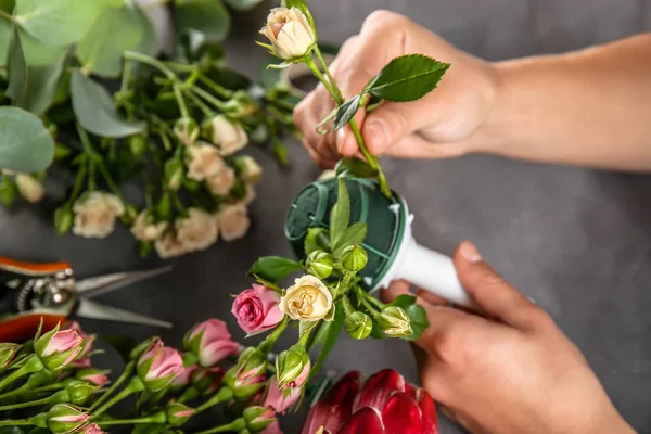 Mani rendendo bellissimo bouquet — Foto Stock