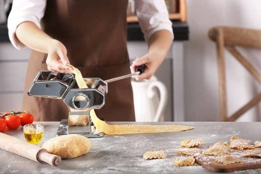 Kadın Yuvarlanan Hamur    