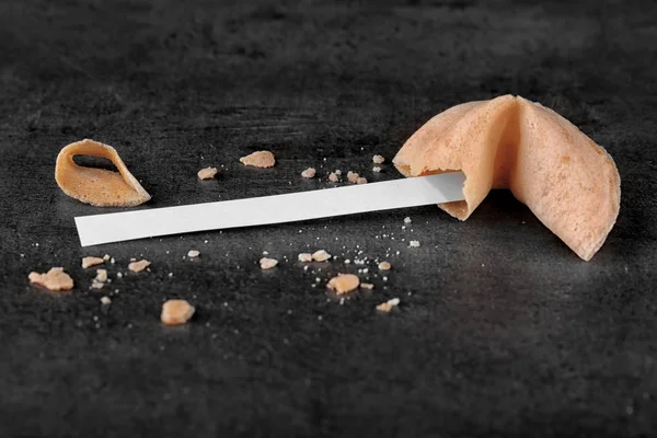 Cracked Fortune cookie — Stock Photo, Image