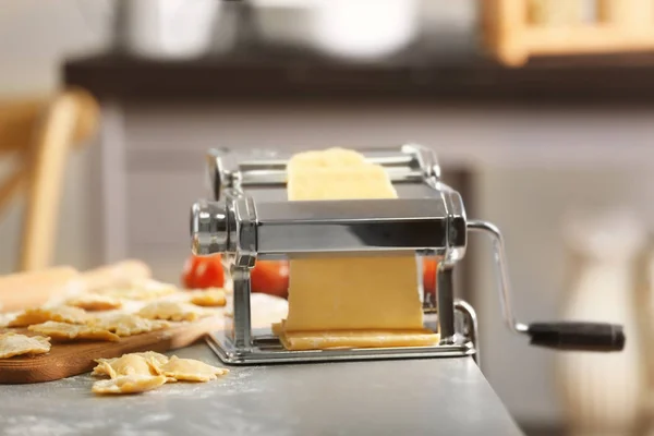 Роллінг тісто з макаронними машинами — стокове фото