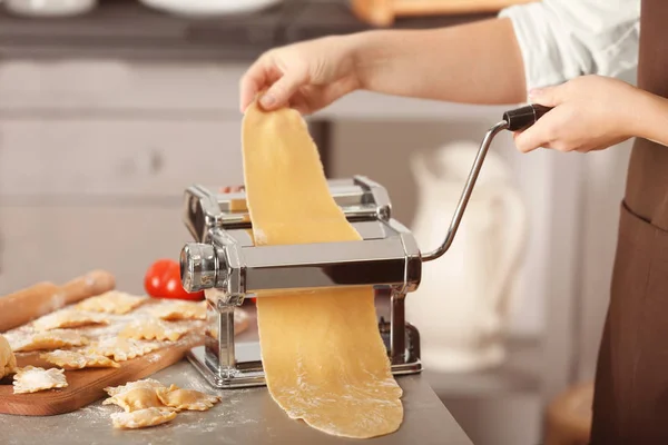 Woman rolling dough — Stock Photo, Image