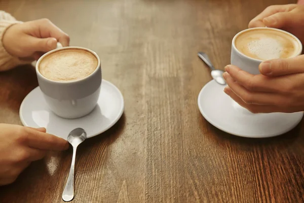 Manos femeninas con taza de café — Foto de Stock