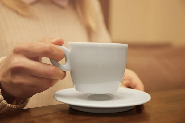 Hållande kopp kaffe — Stockfoto