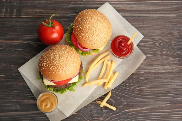 Cheeseburgers with french fries — Stock Photo, Image