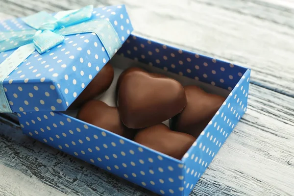 Scatola con cuori di cioccolato — Foto Stock