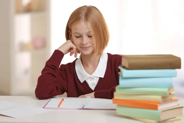 Colegiala haciendo lecciones —  Fotos de Stock