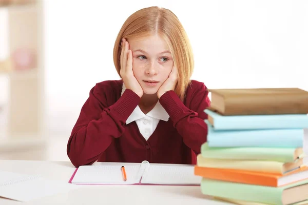 Schoolmeisje doen lessen — Stockfoto